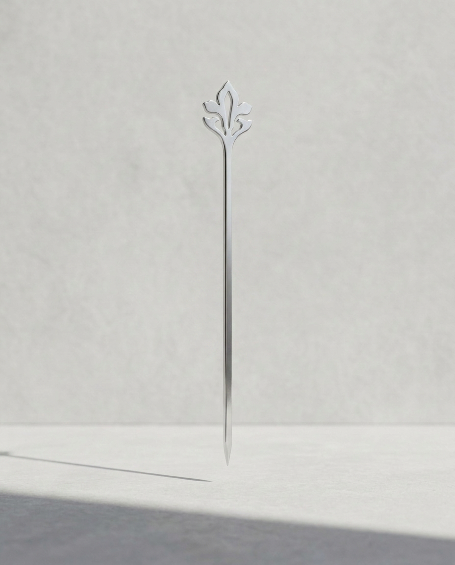 Brocheta individual mteálica con adorno superior en forma de flor, presentación vertical para pinchos y catering