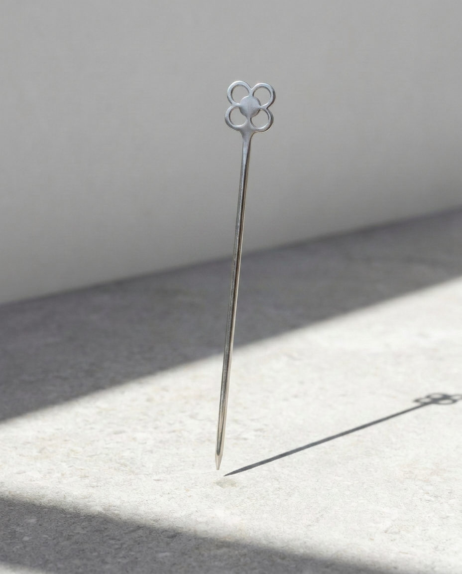Brocheta individual con el diseño de la flor del panot de Barcelona para presentación vertical de gildas