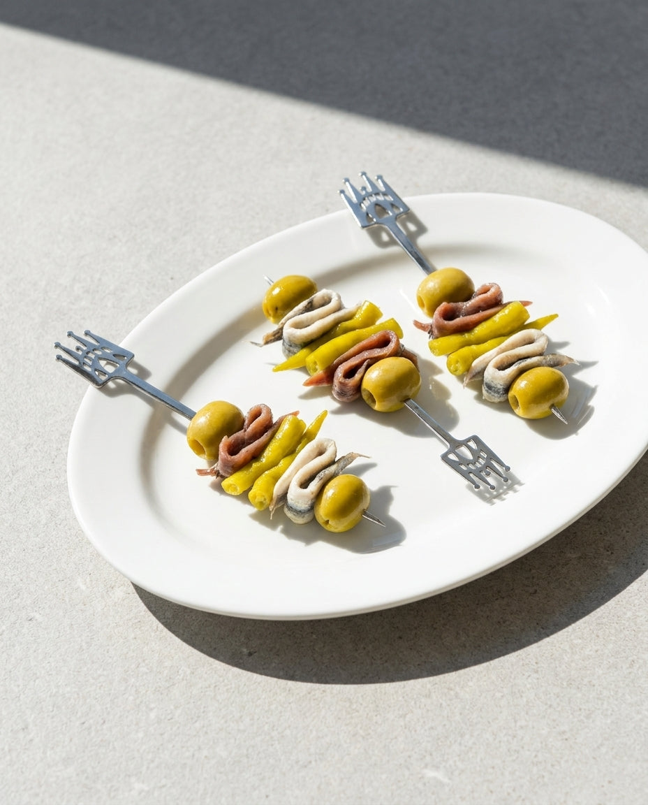 Juego de tres brochetas metálicas de la Sagrada Familia presentando pinchos de gilda