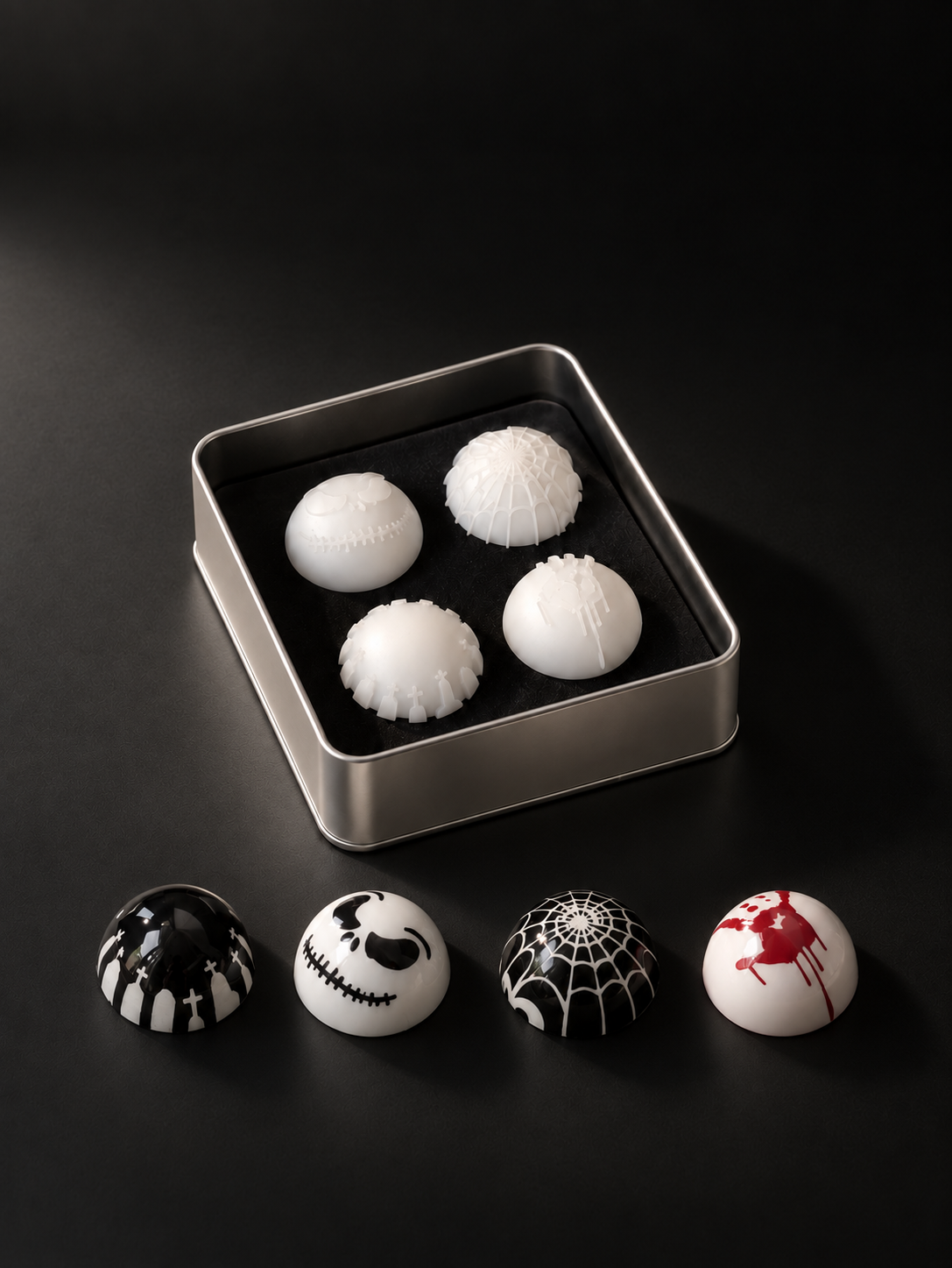 Decoración de bombones finos con temática de terror y brillo espejo junto a su estuche de sellos texturizadores de repostería elaborados por Andrey Dubovi, colección Haunted