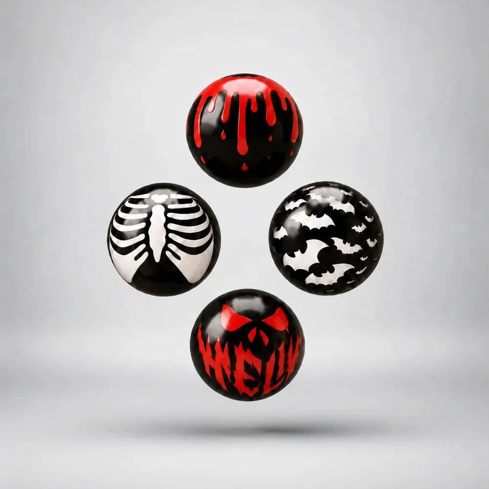 Cuatro bombones con diseños de Halloween: gotas de cera, esqueleto, murciélagos y calabaza, sobre fondo gris claro