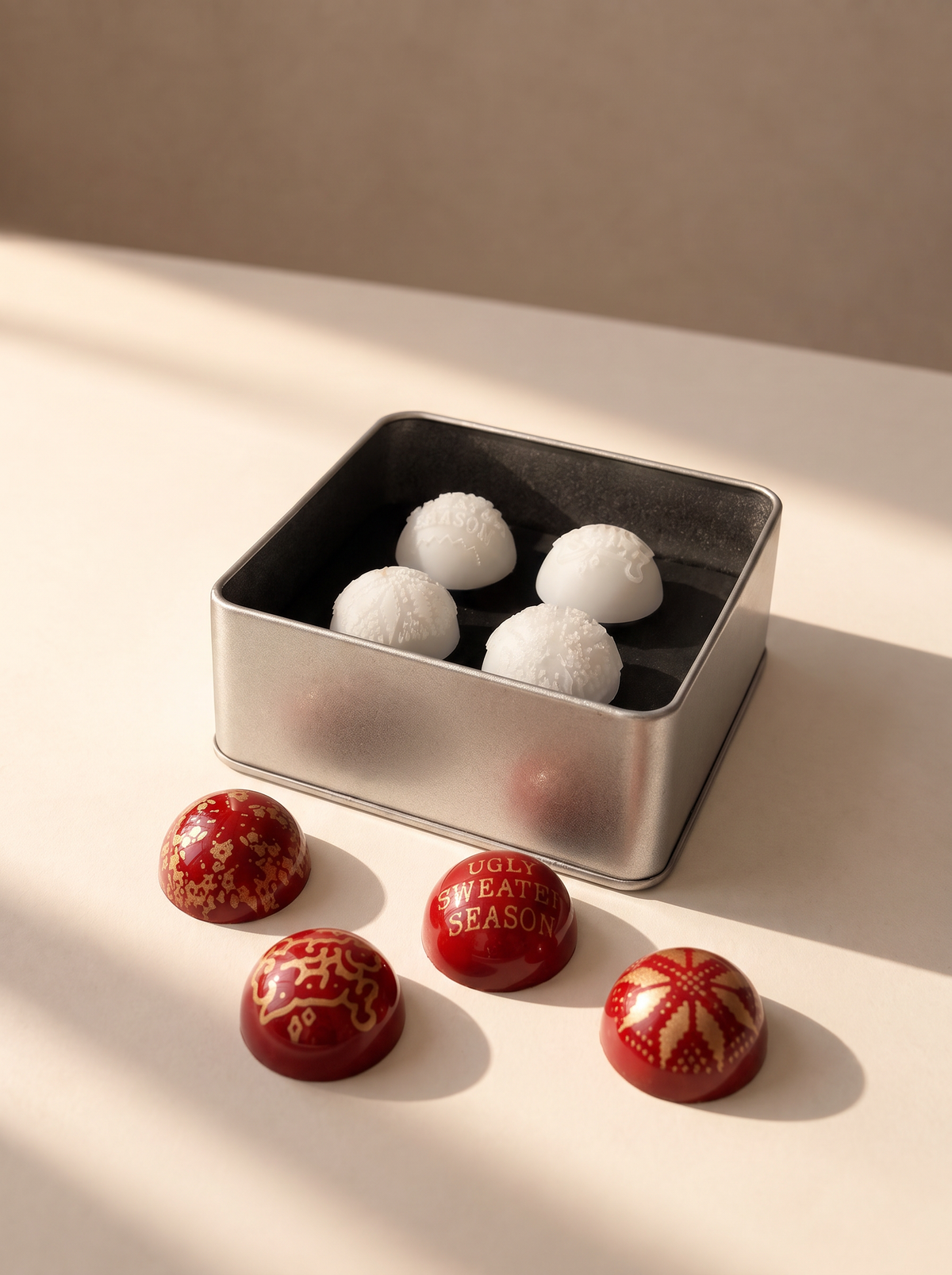 Kit de sellos de silicona navideños para bombones junto a chocolates decorados con motivos de invierno y estampa de navidad diseñado por Andrey Dubovik